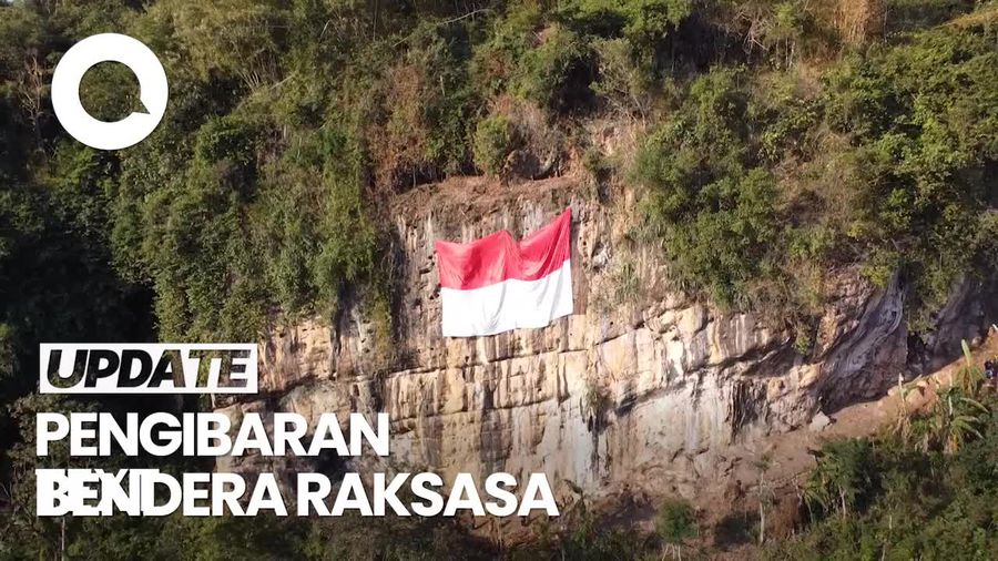 Bendera Raksasa Terbentang di Tebing Trenggalek Saat HUT RI