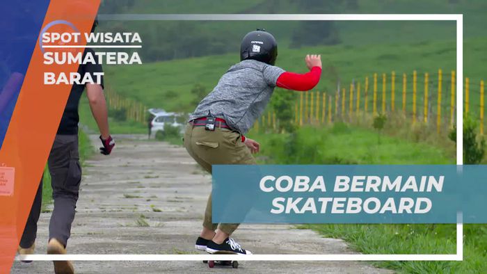 Mencoba Unjuk Kebolehan Bermain Skateboard di Padang Mangatas Sumatera Barat
