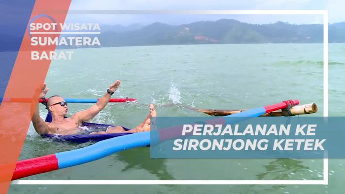 Menaiki Perahu Kecil Menuju Sironjong Ketek Mandeh Sumatera Barat