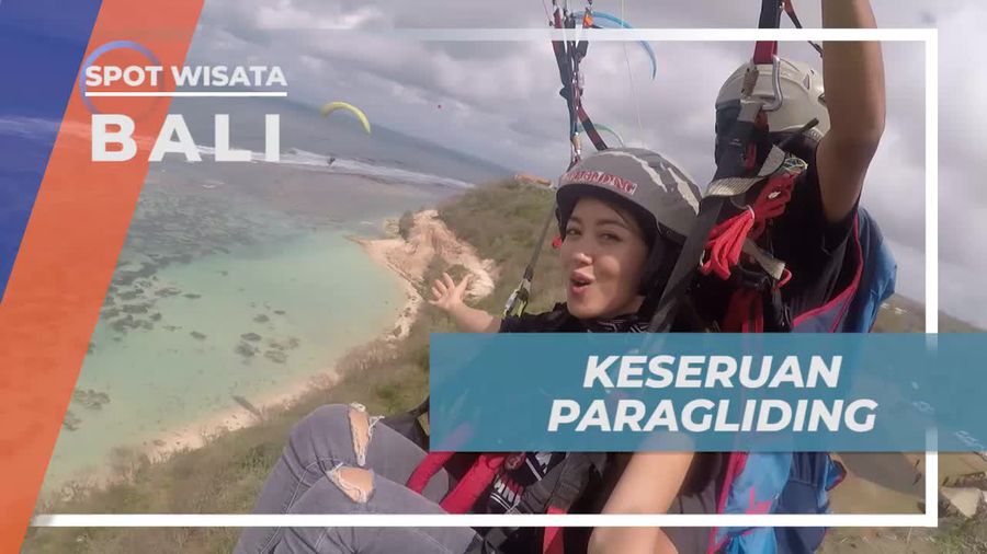 Dipandu Oleh Profesional Terbang Dengan Paragliding di Langit Bali