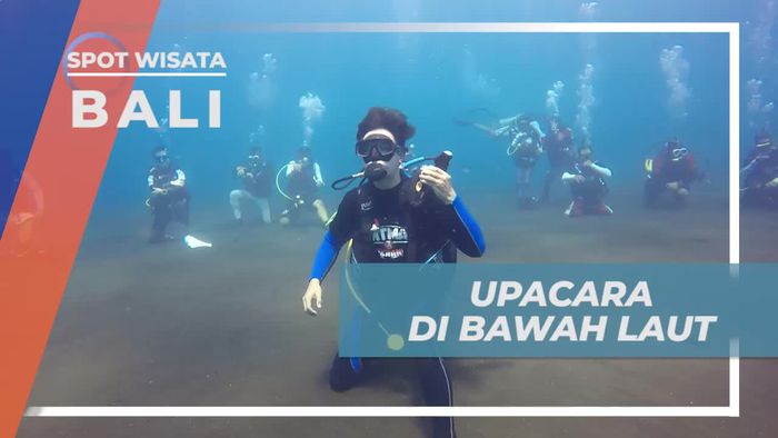 Momen Upacara Bendera di Bawah Laut Tulamben Bali