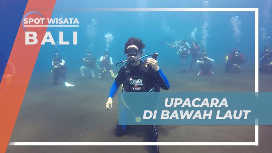 Momen Upacara Bendera di Bawah Laut Tulamben Bali