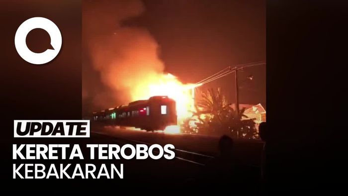 Detik-detik Kereta Terobos Kobaran Api Gudang yang Terbakar di Karawang