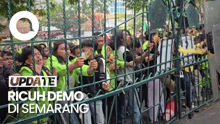 Demo Tolak RUU Pilkada di Semarang Ricuh, Polisi Tembakkan Gas Air Mata