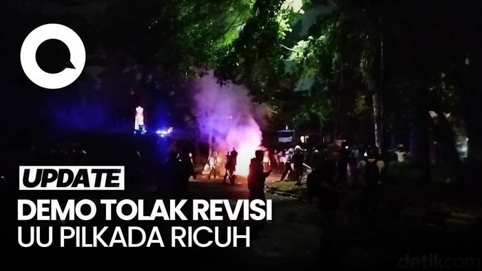 Ricuh Demo Tolak Revisi UU Pilkada di Bandung, Polisi Semprot Water Cannon