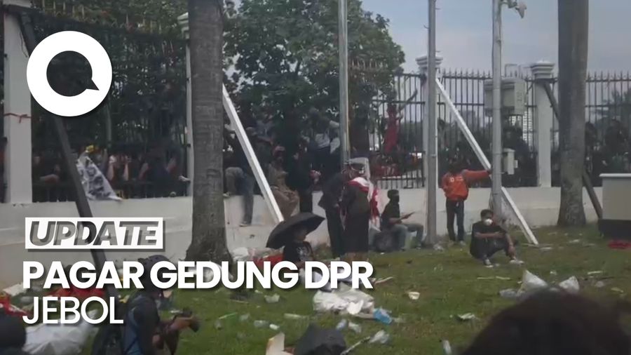 Jebolnya Pagar Gedung DPR saat Unjuk Rasa Tolak Revisi UU Pilkada!