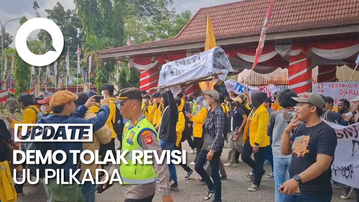 Massa Tolak Revisi UU Pilkada di DPRD Sumsel Pakai Topeng Bobby-Bahlil