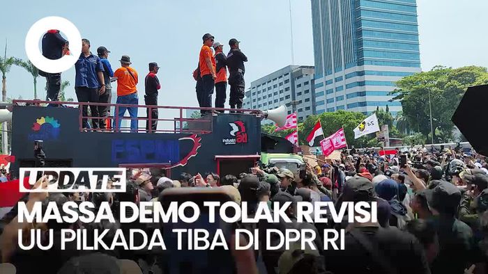 Massa Demo Revisi UU Pilkada Tiba di DPR, Buruh hingga Selebriti Bersatu