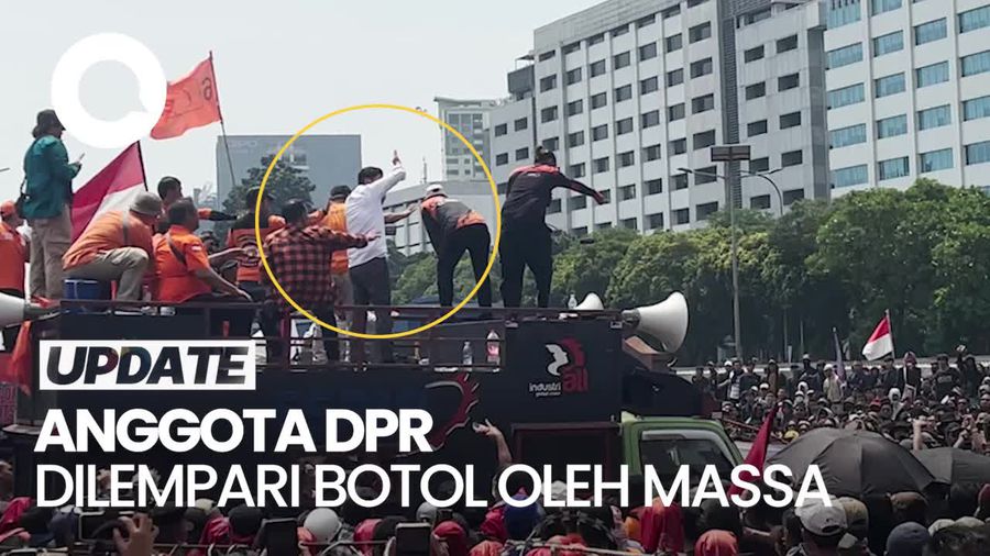Kala Habiburokhman Dilempari Botol saat Temui Massa Aksi Unjuk Rasa
