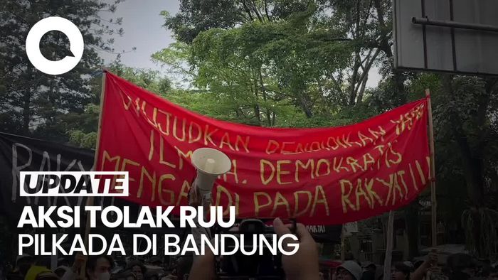 Massa Tolak Revisi UU Pilkada Kumpul di Depan Gedung DPRD Jabar