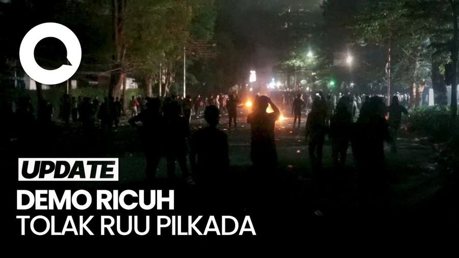 Mencekam! Suasana Kericuhan Demo di Depan DPRD Jabar Malam Ini