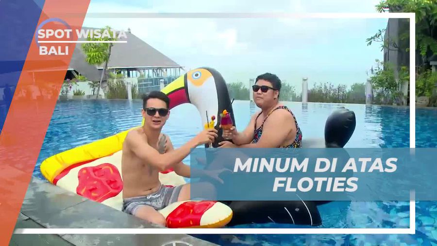 Melepas Dahaga Dengan Minum Jus Buah Segar di Atas Floaties, Bali