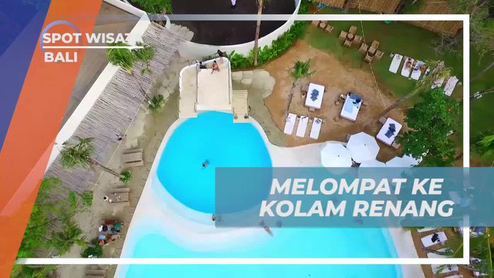 Melompat Seru ke Kolam Renang Penginapan di Bali