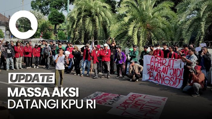 Massa Gelar Aksi di KPU Siap Kawal Putusan MK