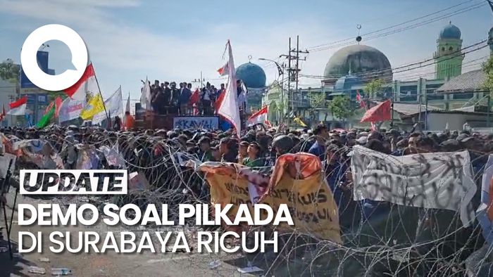 Momen Kericuhan Demo Tolak Revisi UU Pilkada di Surabaya