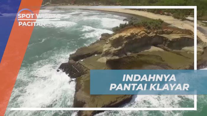 Berpose Nyentrik Mengabadikan Momen Indah di Pantai Klayar Pacitan
