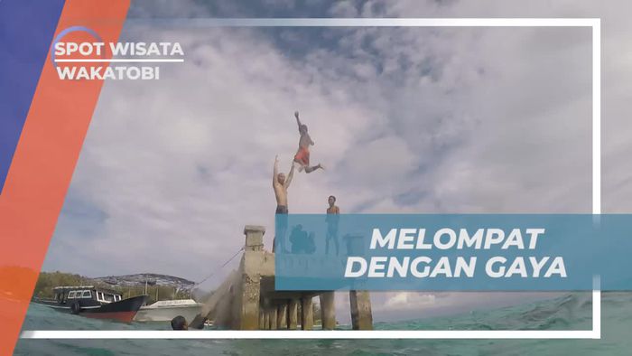 Unjuk Kebolehan Melompat Dengan Gaya di Dermaga Pulau Hoga Wakatobi