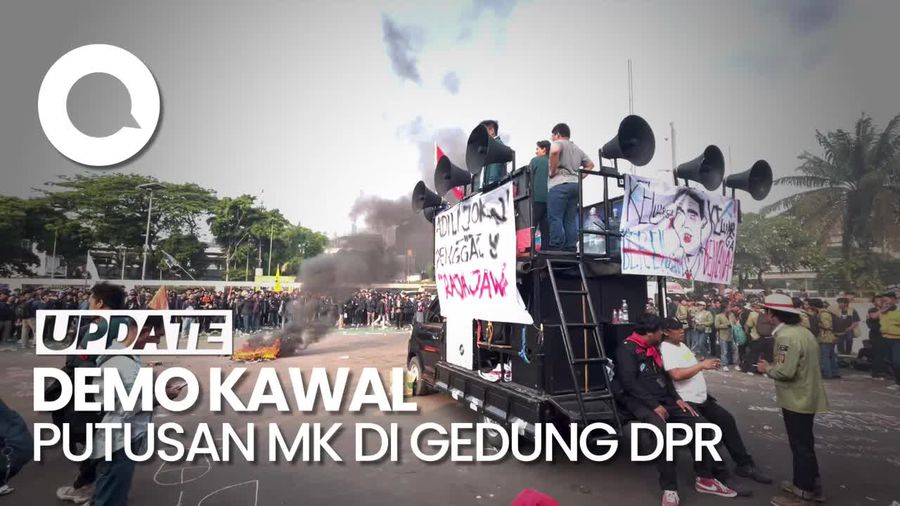 Massa Demo Kawal Putusan MK Bakar Ban di Depan Gedung DPR