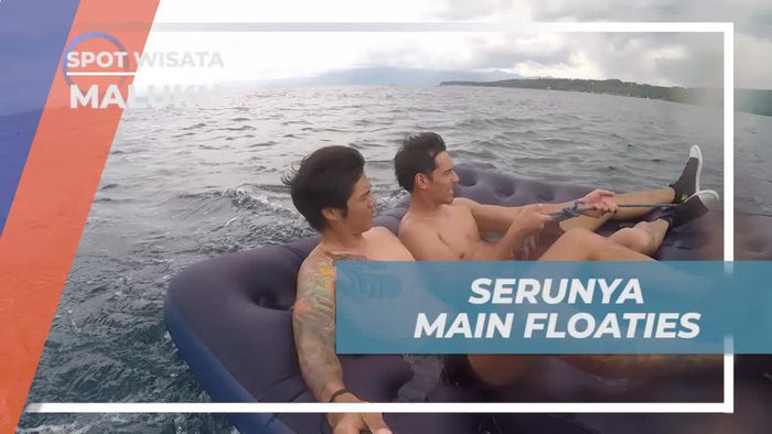 Keseruan Naik Floaties yang Ditarik Speed Boat di Pulau Isau Maluku