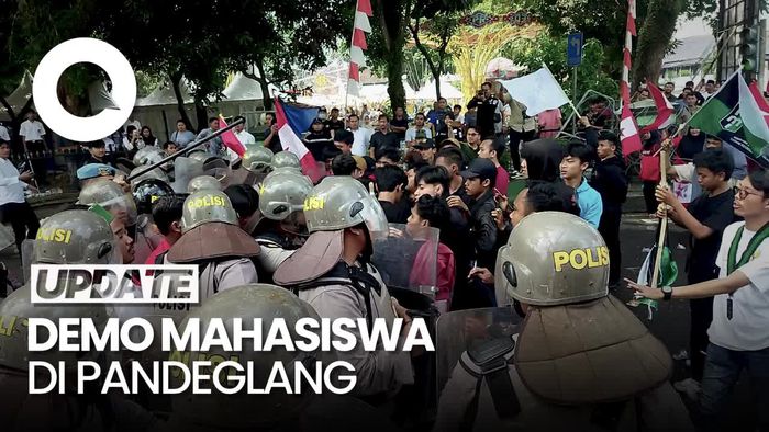 Pelantikan Anggota DPRD Pandeglang Diwarnai Demo, Massa Rusak Kawat Berduri
