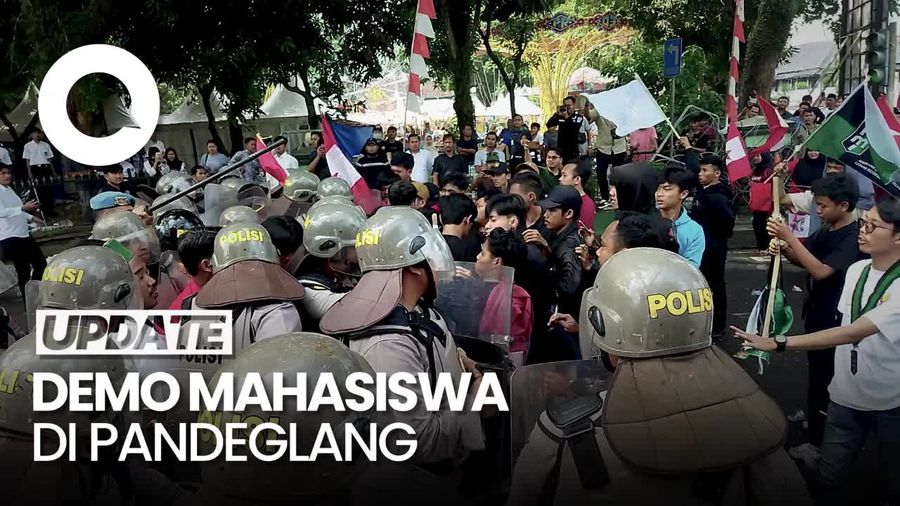 Pelantikan Anggota DPRD Pandeglang Diwarnai Demo, Massa Rusak Kawat Berduri
