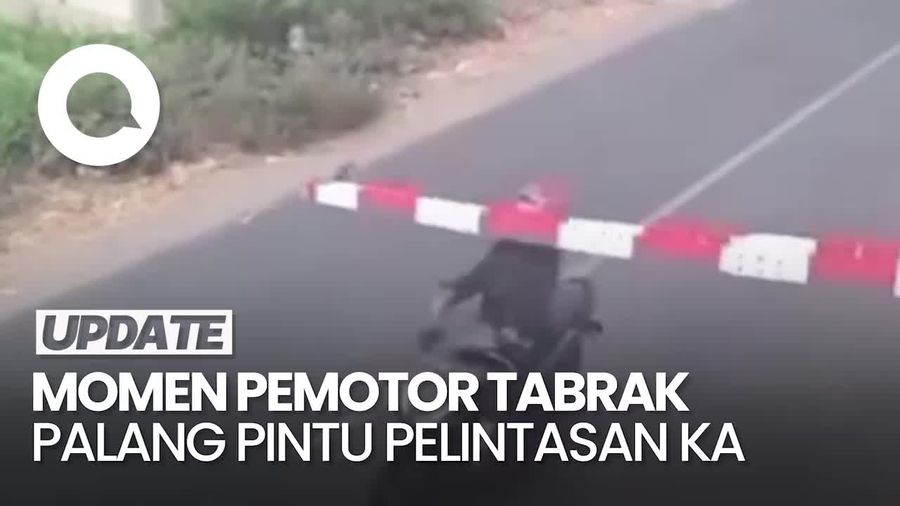 Brak! Detik-detik Pemotor Tabrak Palang Pintu Pelintasan KA di Kediri