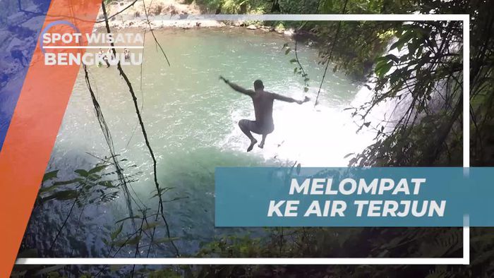 Melompat Dengan Gaya di Air Terjun Sengkuang Bengkulu