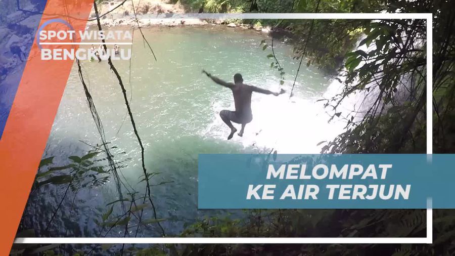 Melompat Dengan Gaya di Air Terjun Sengkuang Bengkulu