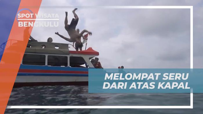Merasakan Kesegaran Air Laut Dengan Melompat Dari Atas Kapal, Bengkulu