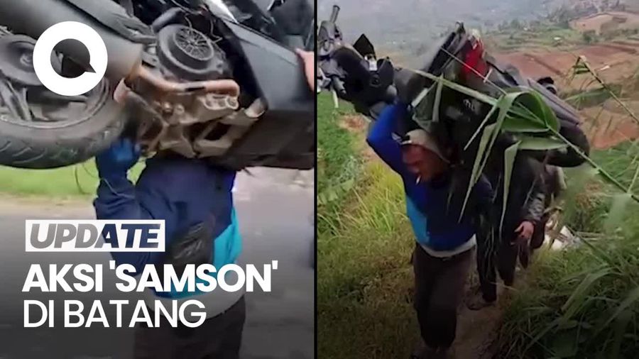 Momen Pria Pikul Motor saat Evakuasi Pengendara Terperosok ke Jurang di Batang