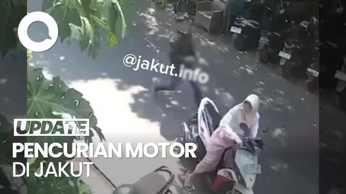 Terekam CCTV! Maling Berpistol Rampas Motor Emak-emak di Jakut