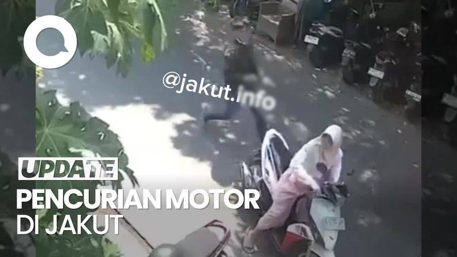 Terekam CCTV! Maling Berpistol Rampas Motor Emak-emak di Jakut