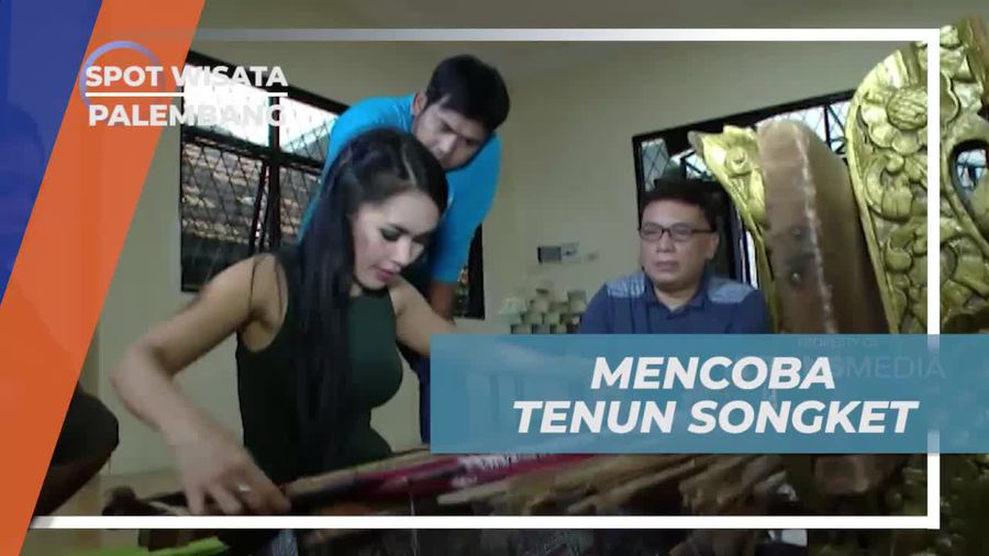 Mencoba Menenun Songket di Kota Palembang