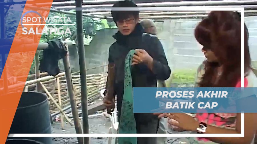 Proses Pewarnaan dalam Membuat Batik Cap Plumpung, Salatiga