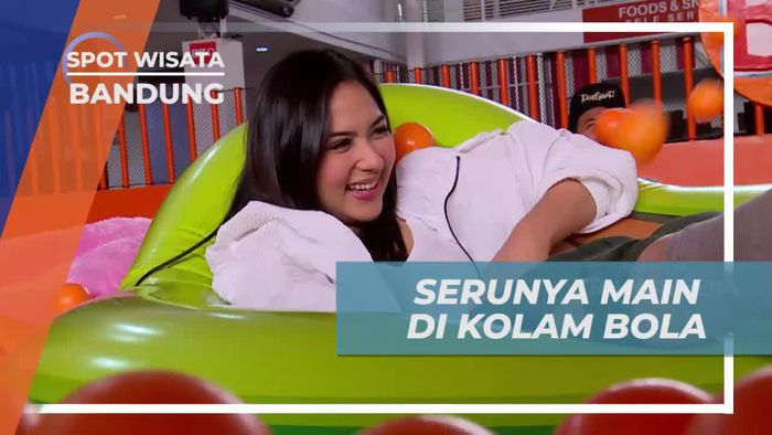 Seru-seruan Mandi Bola di Kolam Centrum Bandung