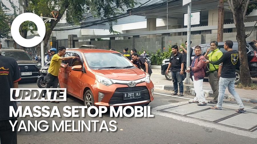 Massa Driver Taksi Online Setop Mobil yang Melintas di Petojo, Lalin Macet