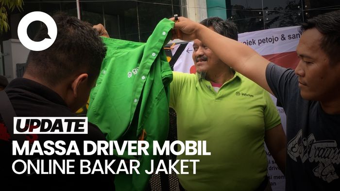 Momen Driver Taksi Online Bakar Jaket di Depan Kantor Gojek