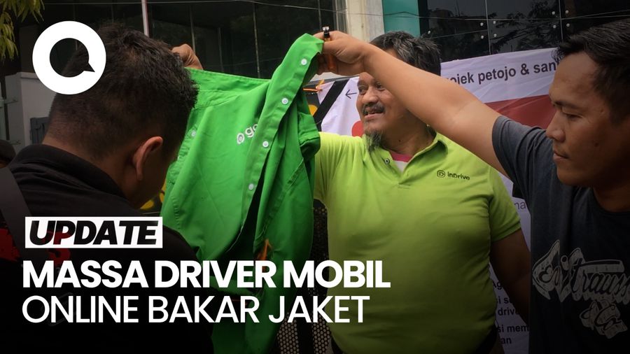 Momen Driver Taksi Online Bakar Jaket di Depan Kantor Gojek