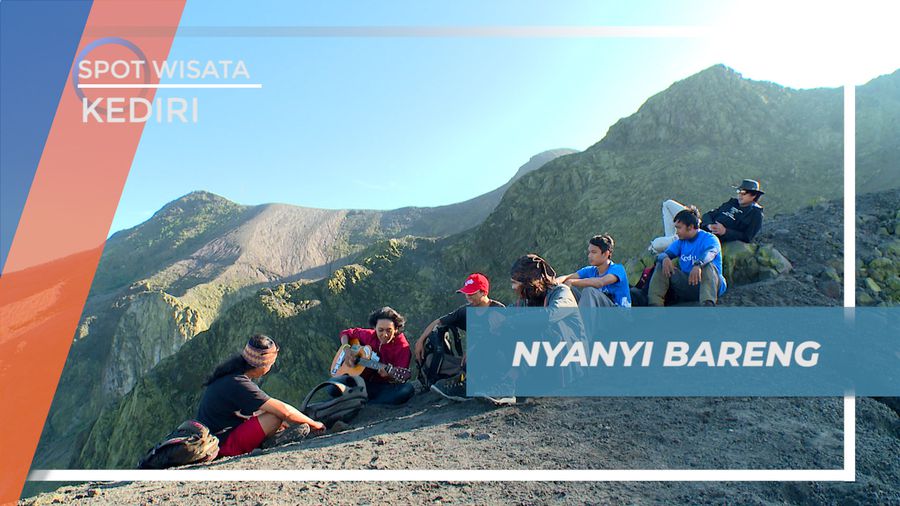 Lantunan Lagu Tepi Kawah Gunung Kelud Kediri