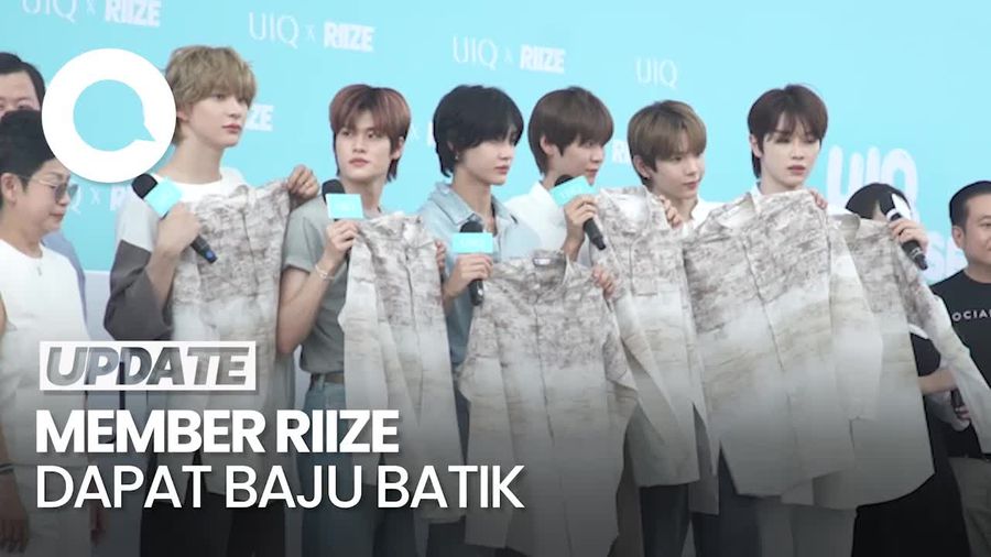 Bahagianya RIIZE Dapat Hadiah Baju Batik di Acara Fansign Jakarta