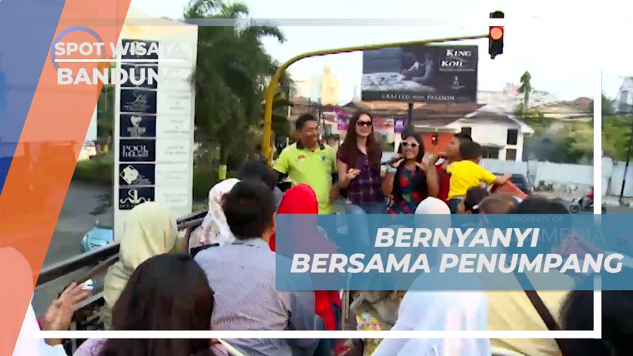 Berbagi Keseruan Nyanyi Bareng Penumpang di Atas Bandros, Bandung