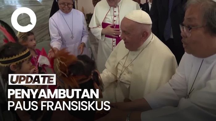 Momen Paus Fransiskus Dipeluk Anak-anak saat Tiba di Kedubes Vatikan