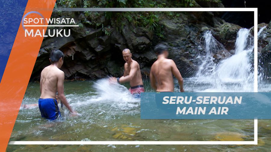 Menikmati Kesegaran Bermain Air di Air Terjun Waai Maluku