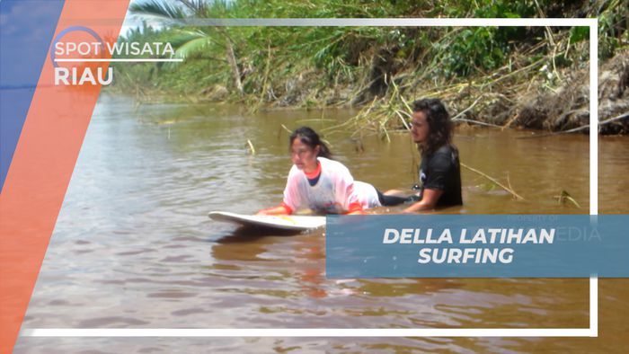 Belajar Teknik Dasar Surfing Saat Menanti Ombak Bono Mendekat, Riau