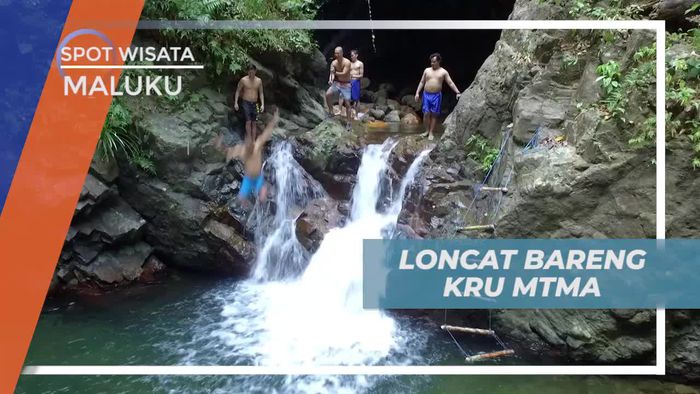 Seru-seruan Melompat Bersama Crew Dari Air Terjun Waai Maluku