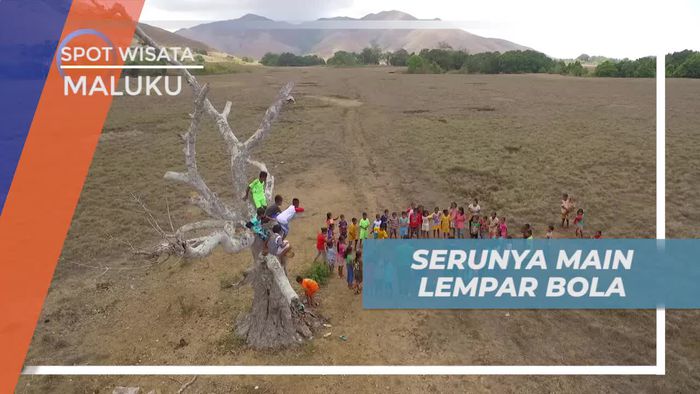 Menikmati Momen Kebersamaan Dengan Main Lempar Bola, Maluku