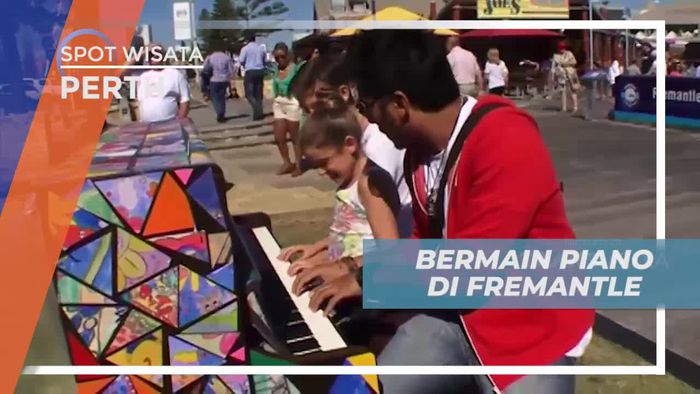 Menunjukan Skill Bermain Piano di Fremantle Perth Australia
