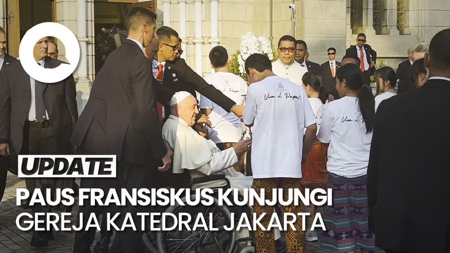 Tiba di Gereja Katedral, Paus Fransiskus Salami Anak-anak yang Menyambutnya