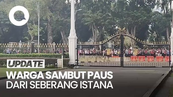 Antusias Sambut Paus Fransiskus, Warga Ikut Upacara dari Seberang Istana