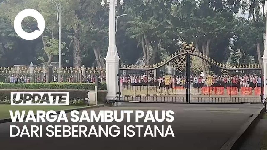 Antusias Sambut Paus Fransiskus, Warga Ikut Upacara dari Seberang Istana